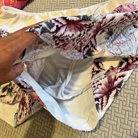 Athleta Floral Women's Shorts size XL - Picture 3 of 3